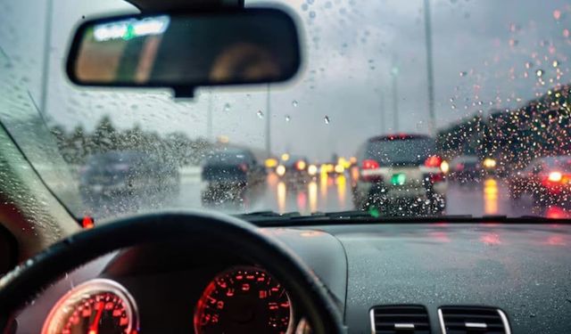 Yağmurda güvenli sürüş: Silecek ve cam suyu bakımı neden önemli?